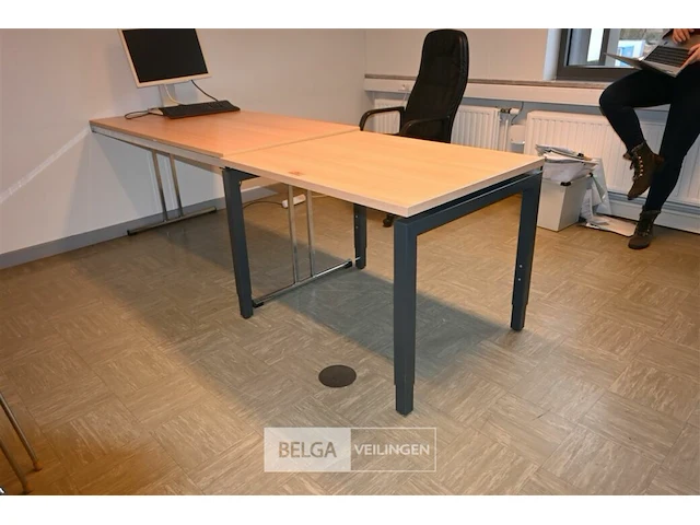 Bureautafel + bruine stoel - afbeelding 1 van  4