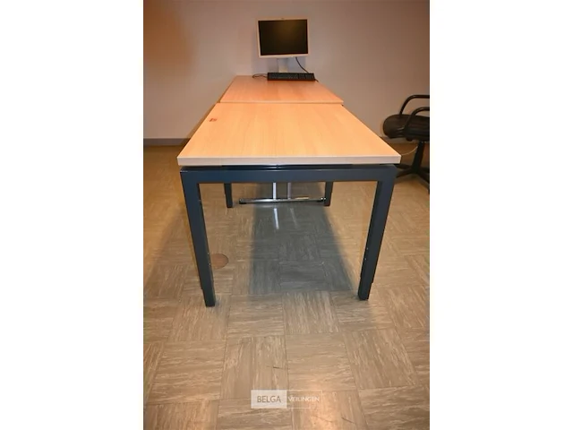 Bureautafel + bruine stoel - afbeelding 2 van  4