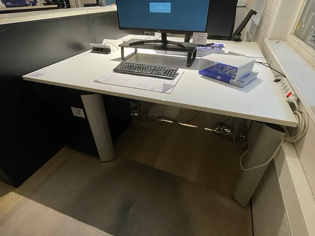 Bureautafel met ladenkast - afbeelding 1 van  3
