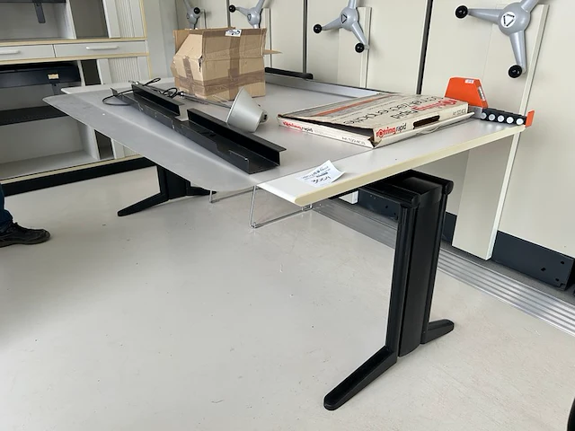 Bureautafel - afbeelding 1 van  7