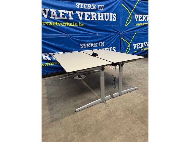 Bureautafels waaronder 1 met stekkerblok (2x) - afbeelding 1 van  4