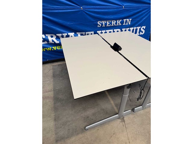 Bureautafels waaronder 1 met stekkerblok (2x) - afbeelding 2 van  4