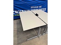 Bureautafels waaronder 1 met stekkerblok (2x) - afbeelding 2 van  4