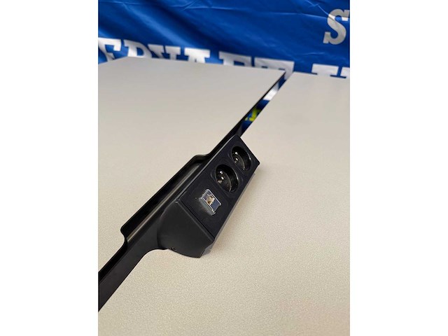 Bureautafels waaronder 1 met stekkerblok (2x) - afbeelding 3 van  4