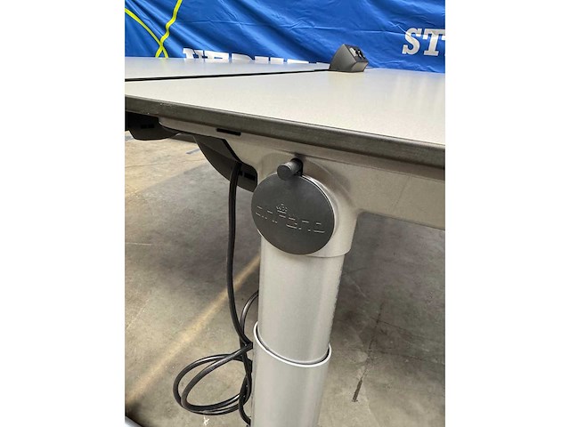 Bureautafels waaronder 1 met stekkerblok (2x) - afbeelding 4 van  4