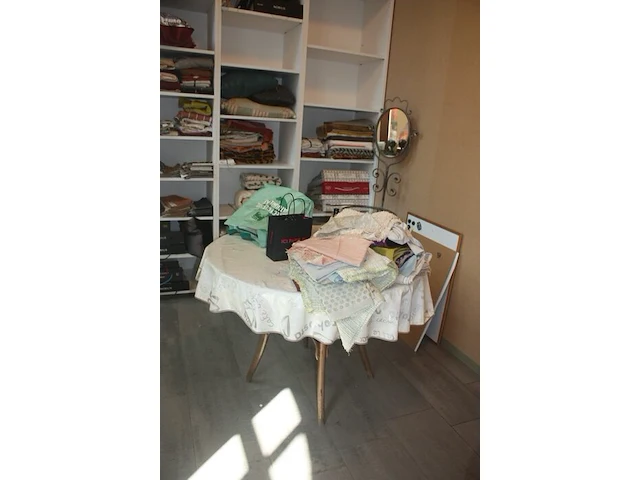 Bureel in kerselaar met 1 inschuifdeur en 6 lades, stoel met leder bekleed, classificatie meubel met 9 lades (met inhoud), koperkleurige bureellamp, rek in beuk met 3 leggers flamand, 2 houten handdoek rekjes flamand, bureel in engelse stijl met 6 lades - afbeelding 2 van  32