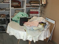 Bureel in kerselaar met 1 inschuifdeur en 6 lades, stoel met leder bekleed, classificatie meubel met 9 lades (met inhoud), koperkleurige bureellamp, rek in beuk met 3 leggers flamand, 2 houten handdoek rekjes flamand, bureel in engelse stijl met 6 lades - afbeelding 2 van  32