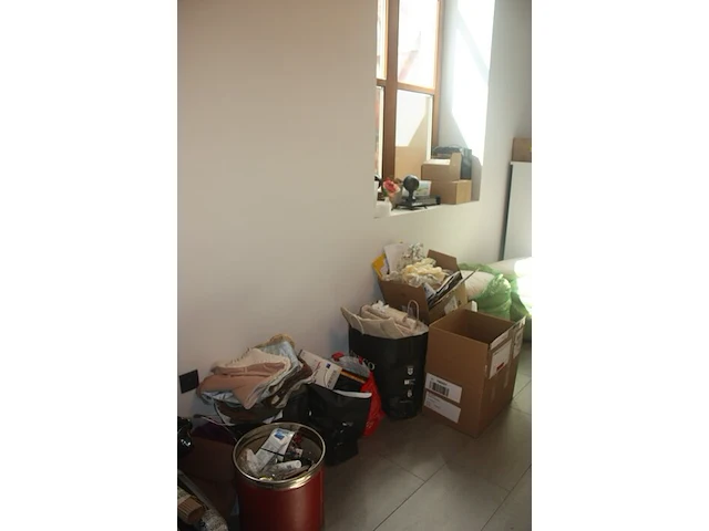Bureel in kerselaar met 1 inschuifdeur en 6 lades, stoel met leder bekleed, classificatie meubel met 9 lades (met inhoud), koperkleurige bureellamp, rek in beuk met 3 leggers flamand, 2 houten handdoek rekjes flamand, bureel in engelse stijl met 6 lades - afbeelding 3 van  32