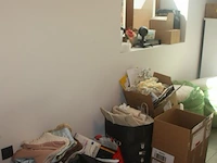 Bureel in kerselaar met 1 inschuifdeur en 6 lades, stoel met leder bekleed, classificatie meubel met 9 lades (met inhoud), koperkleurige bureellamp, rek in beuk met 3 leggers flamand, 2 houten handdoek rekjes flamand, bureel in engelse stijl met 6 lades - afbeelding 3 van  32