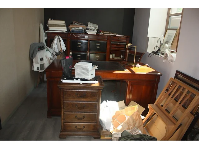 Bureel in kerselaar met 1 inschuifdeur en 6 lades, stoel met leder bekleed, classificatie meubel met 9 lades (met inhoud), koperkleurige bureellamp, rek in beuk met 3 leggers flamand, 2 houten handdoek rekjes flamand, bureel in engelse stijl met 6 lades - afbeelding 4 van  32