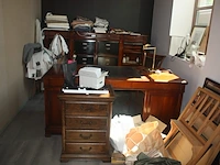 Bureel in kerselaar met 1 inschuifdeur en 6 lades, stoel met leder bekleed, classificatie meubel met 9 lades (met inhoud), koperkleurige bureellamp, rek in beuk met 3 leggers flamand, 2 houten handdoek rekjes flamand, bureel in engelse stijl met 6 lades - afbeelding 4 van  32
