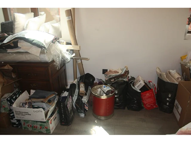 Bureel in kerselaar met 1 inschuifdeur en 6 lades, stoel met leder bekleed, classificatie meubel met 9 lades (met inhoud), koperkleurige bureellamp, rek in beuk met 3 leggers flamand, 2 houten handdoek rekjes flamand, bureel in engelse stijl met 6 lades - afbeelding 5 van  32