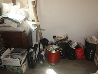 Bureel in kerselaar met 1 inschuifdeur en 6 lades, stoel met leder bekleed, classificatie meubel met 9 lades (met inhoud), koperkleurige bureellamp, rek in beuk met 3 leggers flamand, 2 houten handdoek rekjes flamand, bureel in engelse stijl met 6 lades - afbeelding 5 van  32
