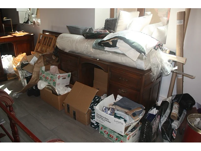 Bureel in kerselaar met 1 inschuifdeur en 6 lades, stoel met leder bekleed, classificatie meubel met 9 lades (met inhoud), koperkleurige bureellamp, rek in beuk met 3 leggers flamand, 2 houten handdoek rekjes flamand, bureel in engelse stijl met 6 lades - afbeelding 6 van  32