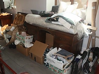 Bureel in kerselaar met 1 inschuifdeur en 6 lades, stoel met leder bekleed, classificatie meubel met 9 lades (met inhoud), koperkleurige bureellamp, rek in beuk met 3 leggers flamand, 2 houten handdoek rekjes flamand, bureel in engelse stijl met 6 lades - afbeelding 6 van  32