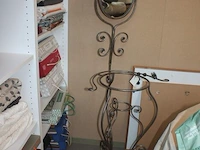Bureel in kerselaar met 1 inschuifdeur en 6 lades, stoel met leder bekleed, classificatie meubel met 9 lades (met inhoud), koperkleurige bureellamp, rek in beuk met 3 leggers flamand, 2 houten handdoek rekjes flamand, bureel in engelse stijl met 6 lades - afbeelding 8 van  32