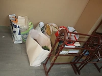 Bureel in kerselaar met 1 inschuifdeur en 6 lades, stoel met leder bekleed, classificatie meubel met 9 lades (met inhoud), koperkleurige bureellamp, rek in beuk met 3 leggers flamand, 2 houten handdoek rekjes flamand, bureel in engelse stijl met 6 lades - afbeelding 9 van  32