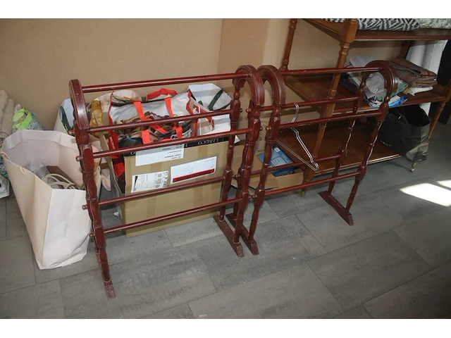 Bureel in kerselaar met 1 inschuifdeur en 6 lades, stoel met leder bekleed, classificatie meubel met 9 lades (met inhoud), koperkleurige bureellamp, rek in beuk met 3 leggers flamand, 2 houten handdoek rekjes flamand, bureel in engelse stijl met 6 lades - afbeelding 10 van  32