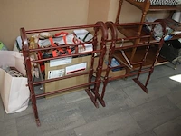Bureel in kerselaar met 1 inschuifdeur en 6 lades, stoel met leder bekleed, classificatie meubel met 9 lades (met inhoud), koperkleurige bureellamp, rek in beuk met 3 leggers flamand, 2 houten handdoek rekjes flamand, bureel in engelse stijl met 6 lades - afbeelding 10 van  32