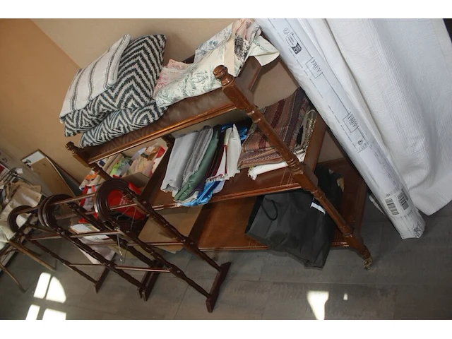 Bureel in kerselaar met 1 inschuifdeur en 6 lades, stoel met leder bekleed, classificatie meubel met 9 lades (met inhoud), koperkleurige bureellamp, rek in beuk met 3 leggers flamand, 2 houten handdoek rekjes flamand, bureel in engelse stijl met 6 lades - afbeelding 11 van  32