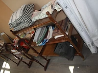 Bureel in kerselaar met 1 inschuifdeur en 6 lades, stoel met leder bekleed, classificatie meubel met 9 lades (met inhoud), koperkleurige bureellamp, rek in beuk met 3 leggers flamand, 2 houten handdoek rekjes flamand, bureel in engelse stijl met 6 lades - afbeelding 11 van  32