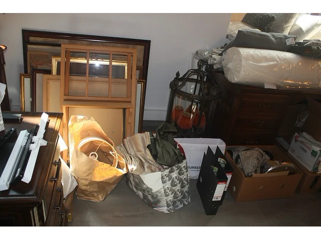 Bureel in kerselaar met 1 inschuifdeur en 6 lades, stoel met leder bekleed, classificatie meubel met 9 lades (met inhoud), koperkleurige bureellamp, rek in beuk met 3 leggers flamand, 2 houten handdoek rekjes flamand, bureel in engelse stijl met 6 lades - afbeelding 16 van  32
