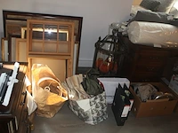 Bureel in kerselaar met 1 inschuifdeur en 6 lades, stoel met leder bekleed, classificatie meubel met 9 lades (met inhoud), koperkleurige bureellamp, rek in beuk met 3 leggers flamand, 2 houten handdoek rekjes flamand, bureel in engelse stijl met 6 lades - afbeelding 16 van  32