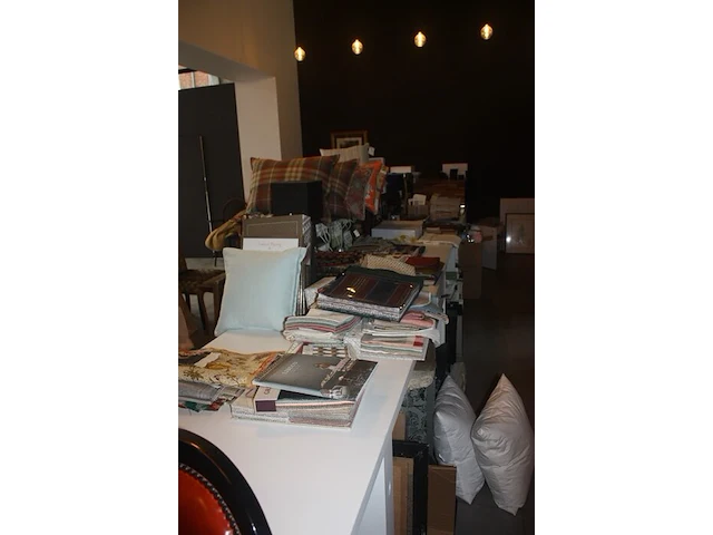 Bureel in kerselaar met 1 inschuifdeur en 6 lades, stoel met leder bekleed, classificatie meubel met 9 lades (met inhoud), koperkleurige bureellamp, rek in beuk met 3 leggers flamand, 2 houten handdoek rekjes flamand, bureel in engelse stijl met 6 lades - afbeelding 19 van  32