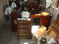 Bureel in kerselaar met 1 inschuifdeur en 6 lades, stoel met leder bekleed, classificatie meubel met 9 lades (met inhoud), koperkleurige bureellamp, rek in beuk met 3 leggers flamand, 2 houten handdoek rekjes flamand, bureel in engelse stijl met 6 lades - afbeelding 21 van  32