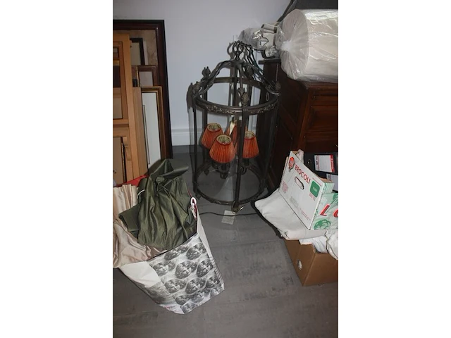Bureel in kerselaar met 1 inschuifdeur en 6 lades, stoel met leder bekleed, classificatie meubel met 9 lades (met inhoud), koperkleurige bureellamp, rek in beuk met 3 leggers flamand, 2 houten handdoek rekjes flamand, bureel in engelse stijl met 6 lades - afbeelding 22 van  32