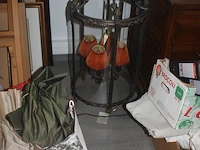 Bureel in kerselaar met 1 inschuifdeur en 6 lades, stoel met leder bekleed, classificatie meubel met 9 lades (met inhoud), koperkleurige bureellamp, rek in beuk met 3 leggers flamand, 2 houten handdoek rekjes flamand, bureel in engelse stijl met 6 lades - afbeelding 22 van  32