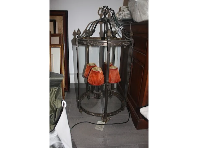 Bureel in kerselaar met 1 inschuifdeur en 6 lades, stoel met leder bekleed, classificatie meubel met 9 lades (met inhoud), koperkleurige bureellamp, rek in beuk met 3 leggers flamand, 2 houten handdoek rekjes flamand, bureel in engelse stijl met 6 lades - afbeelding 24 van  32