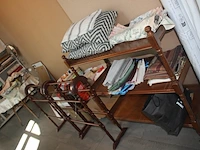 Bureel in kerselaar met 1 inschuifdeur en 6 lades, stoel met leder bekleed, classificatie meubel met 9 lades (met inhoud), koperkleurige bureellamp, rek in beuk met 3 leggers flamand, 2 houten handdoek rekjes flamand, bureel in engelse stijl met 6 lades - afbeelding 31 van  32