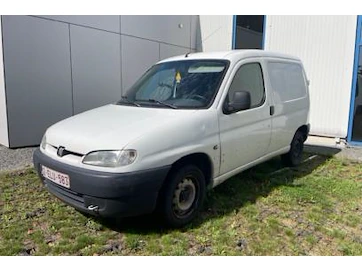Bureelinrichtingen en bestelwagen
