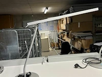 Bureellamp u-line designed bij maarten van serveren