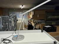 Bureellamp u-line designed bij maarten van serveren