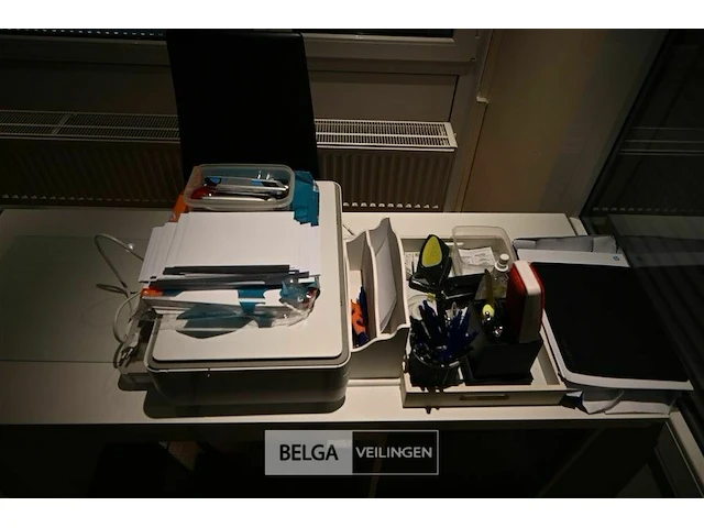 Bureeltafel en divers bureelgerief - afbeelding 3 van  8
