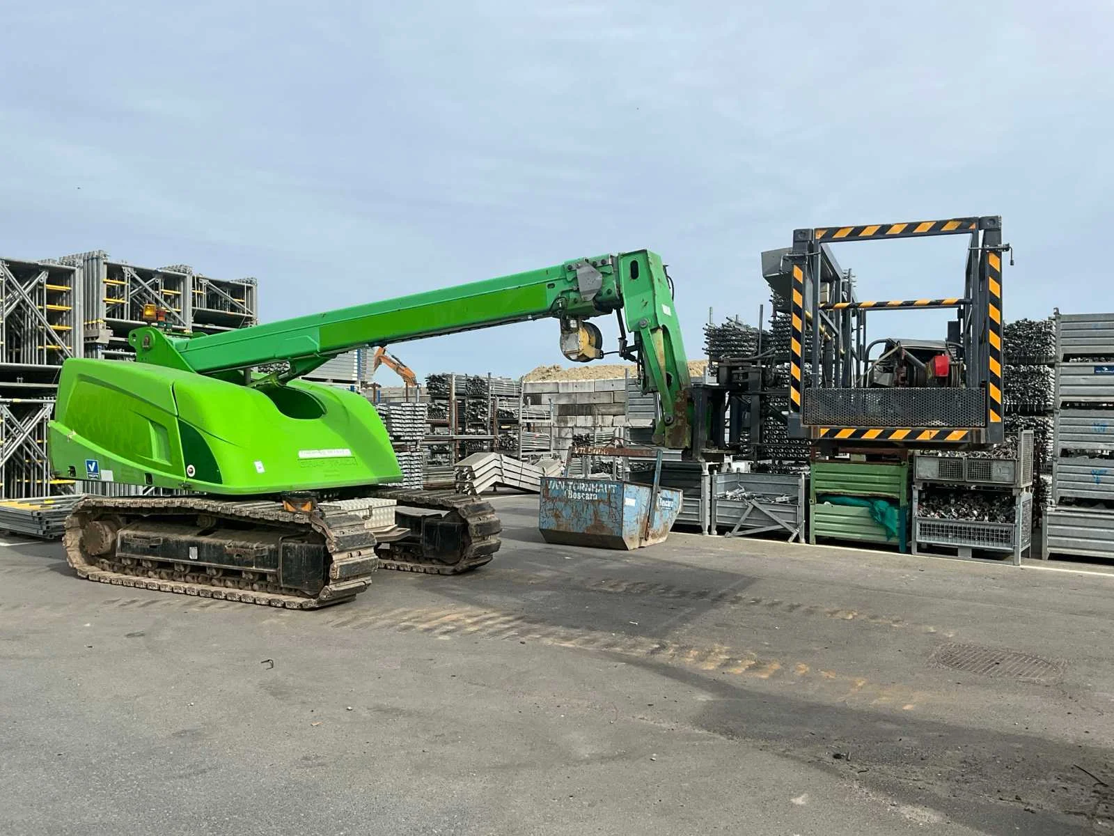Bureelunits, giraf track, graafmachines, keestrack, onderdelen en kleine bouwmachines