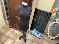 Buste op houten voet - afbeelding 1 van  4