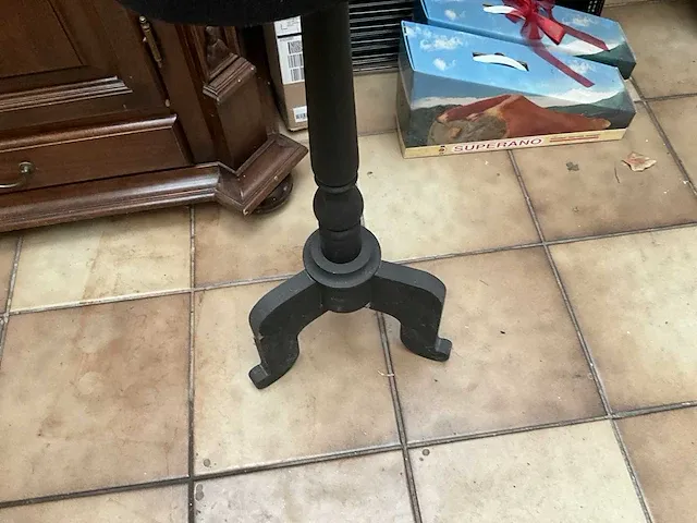 Buste op houten voet - afbeelding 4 van  4