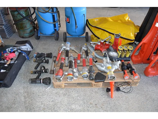 Ca. 16 stuks lansen en verdeelstukken, 3 x lamp met lader, 2 x lamp met kegel, werklamp - afbeelding 1 van  10
