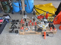 Ca. 16 stuks lansen en verdeelstukken, 3 x lamp met lader, 2 x lamp met kegel, werklamp - afbeelding 1 van  10
