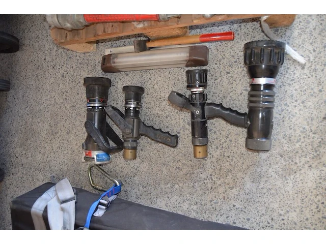 Ca. 16 stuks lansen en verdeelstukken, 3 x lamp met lader, 2 x lamp met kegel, werklamp - afbeelding 3 van  10