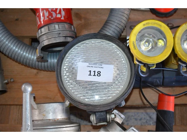 Ca. 16 stuks lansen en verdeelstukken, 3 x lamp met lader, 2 x lamp met kegel, werklamp - afbeelding 4 van  10