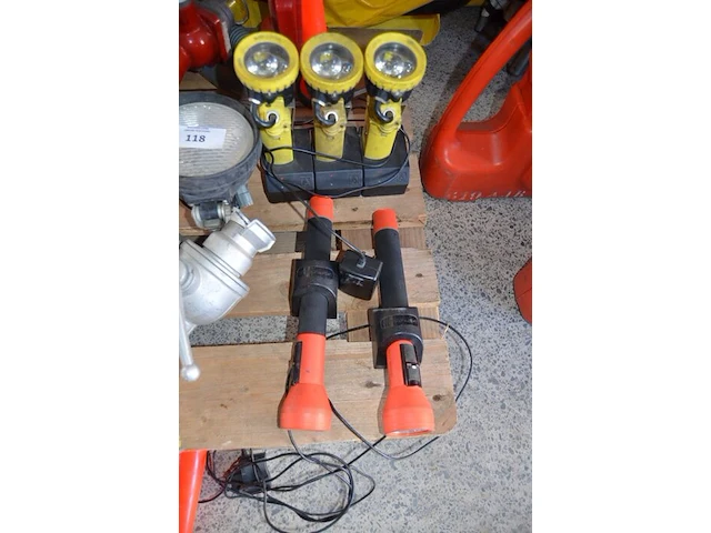 Ca. 16 stuks lansen en verdeelstukken, 3 x lamp met lader, 2 x lamp met kegel, werklamp - afbeelding 5 van  10