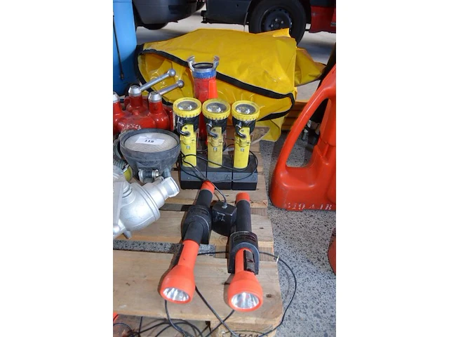 Ca. 16 stuks lansen en verdeelstukken, 3 x lamp met lader, 2 x lamp met kegel, werklamp - afbeelding 6 van  10