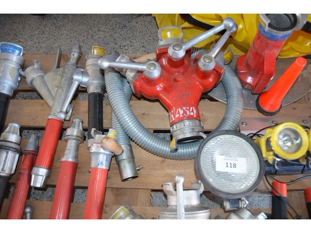 Ca. 16 stuks lansen en verdeelstukken, 3 x lamp met lader, 2 x lamp met kegel, werklamp - afbeelding 8 van  10