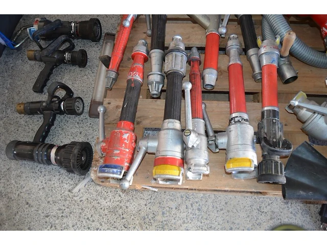 Ca. 16 stuks lansen en verdeelstukken, 3 x lamp met lader, 2 x lamp met kegel, werklamp - afbeelding 9 van  10