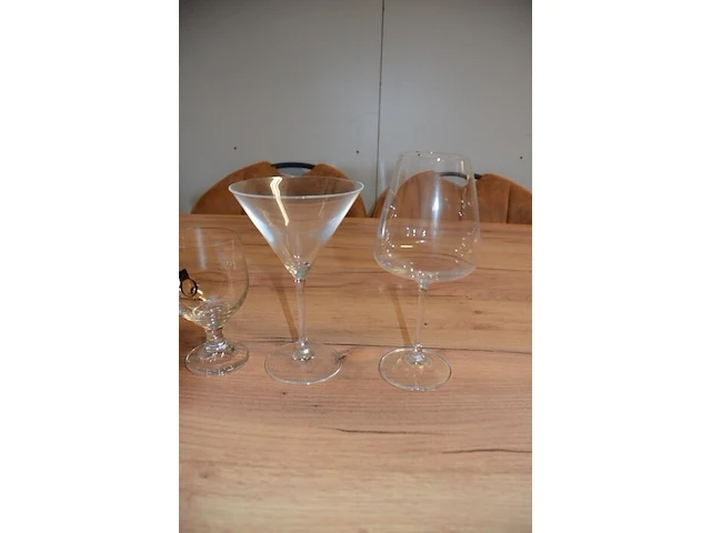Ca. 20 wijn- en champagneglazen , ca. 98 wijn- champagne- en borrelglazen , ca. 22 bierglazen (12,15,22) - afbeelding 4 van  11