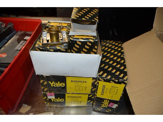 Ca. 34 sloten yale, ca. 8 binnenwerken voor deuren yale, ca. 30 binnenwerken voor deuren kfv, ca. 35 binnenwerken voor deuren - afbeelding 9 van  11